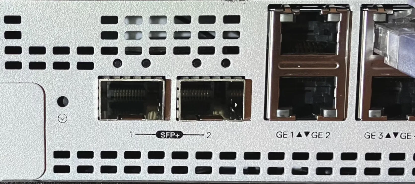 左侧端口 SFP+ 1 为端口 7。右侧端口 SFP+ 2 为端口 8。